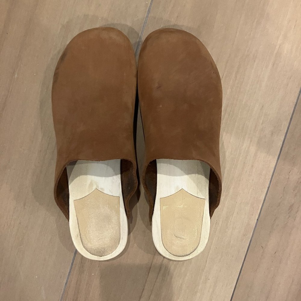 No. 6 Contour Clog on Flat Base in Tobacco